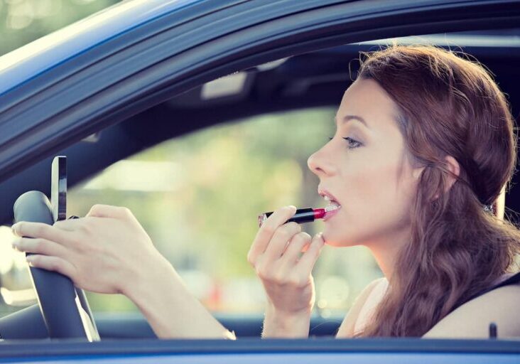 woman-putting-on-makeup-while-driving